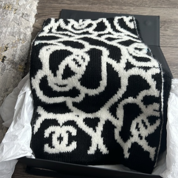 Chanel scarf and hat set - Picture 2 of 8